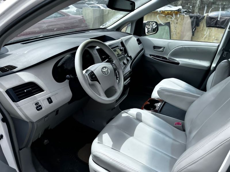 Thumbnail 9 of 2010 Toyota Sienna